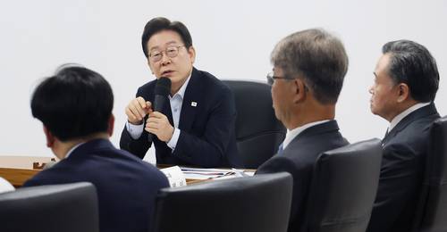 이재명 대통령이 25일 경기도 시흥시 SPC 삼립 시화공장에서 열린 산업재해 근절 현장 노사간담회에서 참석자의 발언을 경청하고 있다. [김호영기자]