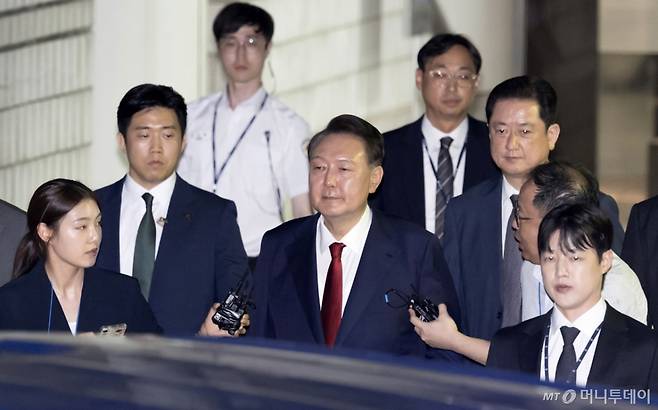 [서울=뉴시스] 김선웅 기자 = 윤석열 전 대통령이 9일 서울 서초구 서울중앙지법에서 열린 직권남용 등 혐의 영장실질심사(구속 전 피의자 심문)를 마친 뒤 대기 장소인 서울구치소로 이동하기 위해 법원을 나서고 있다.   12·3 비상계엄 사태의 '정점'으로 조은석 특별검사가 이끄는 내란 특검팀에 구속영장이 청구된 윤 전 대통령은 지난 1월 18일 내란우두머리 등 혐의 영장실질심사를 받은 지 172일 만에 재구속 기로에 서게 됐다. 2025.07.09. mangusta@newsis.com /사진=김선웅