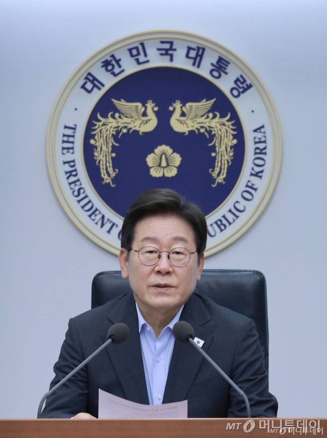 [서울=뉴시스] 고범준 기자 = 이재명 대통령이 24일 서울 용산 대통령실 청사에서 열린 제5차 수석보좌관회의에서 발언하고 있다. 2025.07.24. bjko@newsis.com /사진=고범준
