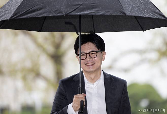 (서울=뉴스1) 이재명 기자 = 한동훈 국민의흼 대선 경선 후보가 22일 오전 정책 비전을 발표하기 위해 서울 여의도 국회 소통관으로 들어서고 있다. 2025.4.22/뉴스1  Copyright (C) 뉴스1. All rights reserved. 무단 전재 및 재배포,  AI학습 이용 금지. /사진=(서울=뉴스1) 이재명 기자