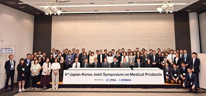 김상봉 식약처 의약품안전국장, 후지와라 야스히로 일본 의약품의료기기종합기구(PMDA) 이사장, 이재국 한국제약바이오협회 부회장, 키노시타 켄지 일본제약공업협회 이사장 등이 최근 일본 도쿄에서 개최된 한일 의약품 공동 심포지엄에 참석해 기념 촬영을 하고 있다./사진= 식약처