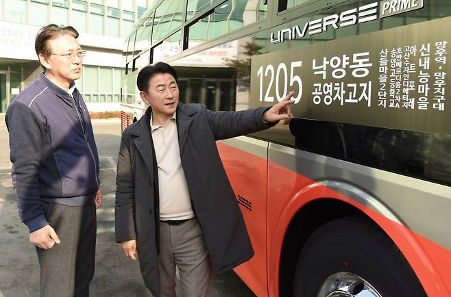 지난해 3월 1205번 개통 사전 점검에 나선 김동근 의정부시장. /사진제공=의정부시