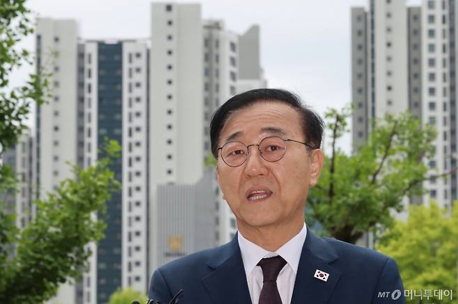 [과천=뉴시스] 권창회 기자 = 김윤덕 국토교통부 장관 후보자가 15일 오전 경기 과천시 정부과천청사로 출근하며 취재진 질의에 답하고 있다. 2025.07.15. kch0523@newsis.com /사진=권창회
