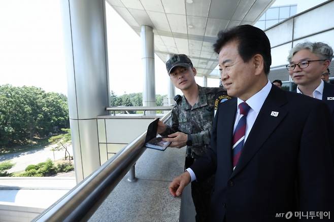 [서울=뉴시스] 정동영 통일부 장관이 취임 첫날인 25일 경기 파주시 판문점을 찾아 북측을 바라보고 있다. 정 장관은 이날 유엔사 등 관계자들과 함께 자유의집·평화의집 시설 등을 방문하고 장기간 단절된 남북 연락채널 현지 상황을 점검했다.