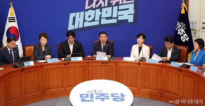[서울=뉴시스] 김병기 더불어민주당 당대표 직무대행 겸 원내대표가 25일 서울 여의도 국회에서 열린 최고위원회의에서 발언을 하고 있다. 2025.07.25.