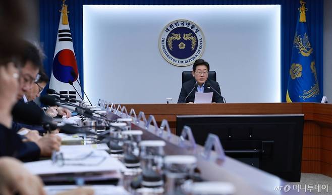 [서울=뉴시스] 이재명 대통령이 24일 서울 용산 대통령실 청사에서 열린 제5차 수석보좌관회의에서 발언하고 있다. 2025.07.24.