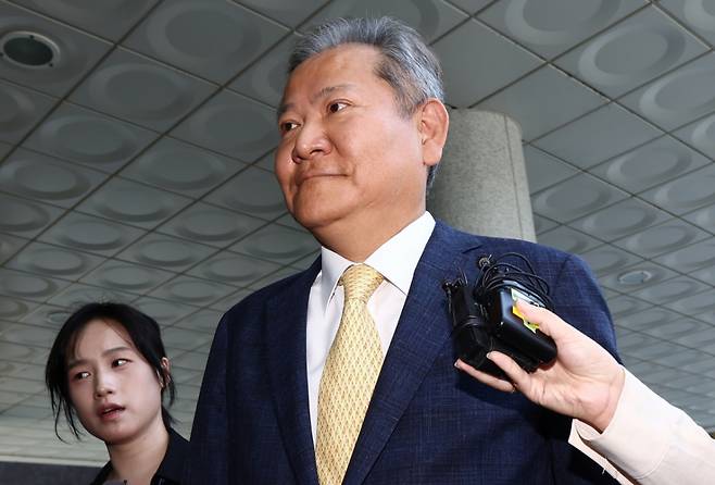 이상민 행정안전부 장관이 25일 오전 서울 서초구 서울고등검찰청에 마련된 내란 특검 사무실에서 '언론사 단전·단수 의혹' 관련 피의자 조사를 받기 위해 출석하고 있다./사진=뉴스1