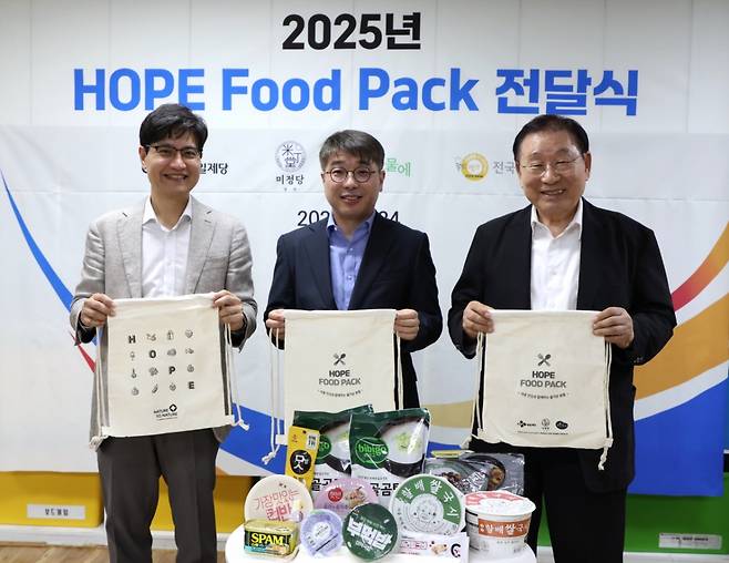 (왼쪽부터) 김주석 CJ제일제당 준법경영실장, 정재현 (주)미정 대표이사, 김성이 한국사회복지협의회 회장이 지난 24일 서울 관악구 은천지역아동센터에서 열린 ‘2025 호프 푸드 팩(HOPE Food Pack)’ 착수식에서 기념촬영을 하고 있다./사진제공=CJ제일제당