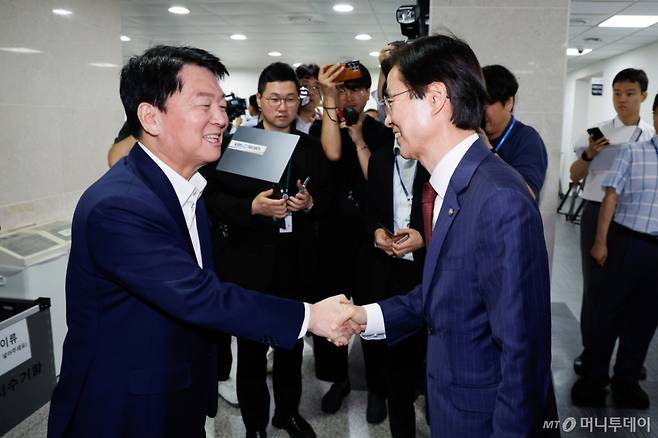 안철수 국민의힘 의원(왼쪽)이 21일 오전 서울 여의도 국회 소통관에서 현안 기자회견을 마친 뒤 당대표 출마 선언을 앞둔 조경태 의원과 악수하고 있다. 2025.7.21/뉴스1  Copyright (C) 뉴스1. All rights reserved. 무단 전재 및 재배포,  AI학습 이용 금지.