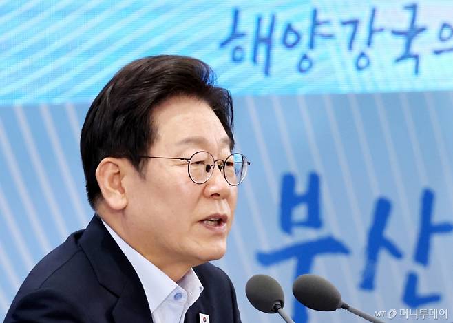 [부산=뉴시스] 최동준 기자 = 이재명 대통령이 25일 부산 부경대에서 열린 타운홀미팅 '부산의 마음을 듣다' 지역 주민 간담회에서 발언하고 있다. (대통령실통신사진기자단) 2025.07.25. photocdj@newsis.com /사진=최동준
