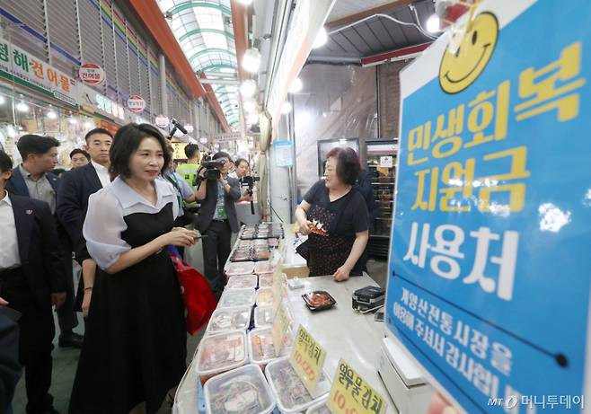 [인천=뉴시스] 고범준 기자 = 이재명 대통령 부인 김혜경 여사가 25일 인천 계양산전통시장을 찾아 음식을 살펴보고 있다. 2025.07.25. bjko@newsis.com /사진=