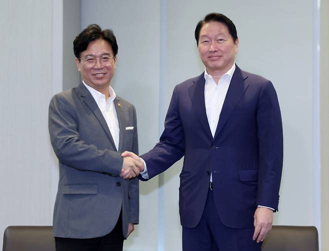 김영훈 고용노동부 장관(왼쪽)과 최태원 대한상공회의소 회장이 24일 서울 중구 대한상의에서 만나 악수하고 있다. (공동취재) 2025.7.24/뉴스1  Copyright (C) 뉴스1. All rights reserved. 무단 전재 및 재배포,  AI학습 이용 금지. /사진=뉴스1