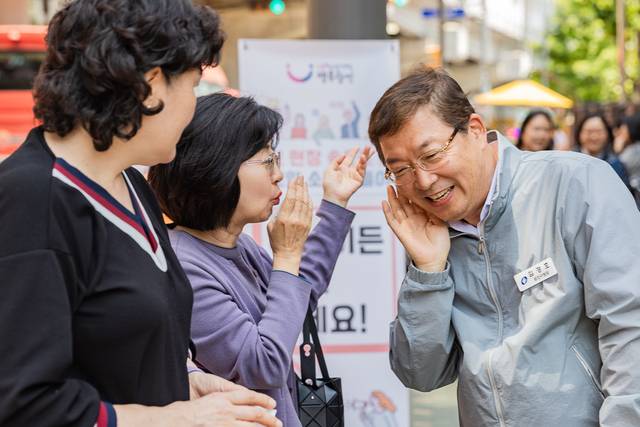 김경호 광진구청장(오른쪽)이 광진구 구남초등학교 학부모들과 이야기를 하고 있다. 광진구청 제공