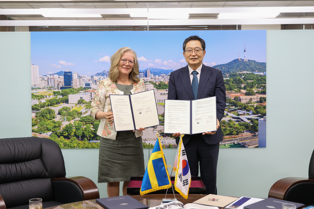 카타리나 에릭손(왼쪽) 스웨덴 한서협회장과 백승주(오른쪽) 전쟁기념사업회장이  24일 서울 용산 전쟁기념관에서 6·25전쟁 당시 스웨덴의 인도적 의료 지원 활동을 담은 도서의 한국어 번역·활용을 위한 협약서를 들고 기념촬영하고 있다. 전쟁기념사업회 제공