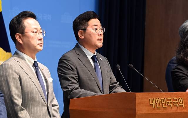 승부수? 무리수? : 더불어민주당 대표 선거에 출마한 박찬대(오른쪽) 의원이 25일 오전 국회에서 윤석열 전 대통령에 대한 체포영장 집행을 저지하려고 했던 국민의힘 의원 45명 제명을 촉구하는 결의안 발의와 관련한 기자회견을 하고 있다. 곽성호 기자