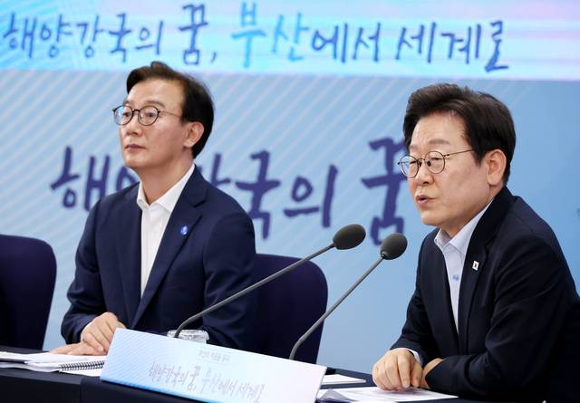 이재명 대통령이 25일 부산 남구 부경대에서 열린 타운홀미팅 ‘부산의 마음을 듣다’ 간담회에 부처 부산 이전을 앞두고 있는 전재수 해양수산부 장관과 함께 참석해 발언하고 있다. 연합뉴스
