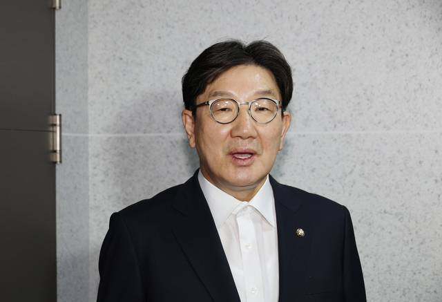 권성동 의원이 18일 서울 여의도 국회 의원회관 자신의 의원실로 들어서며 압수수색 관련 입장을 밝히고 있다. 연합뉴스