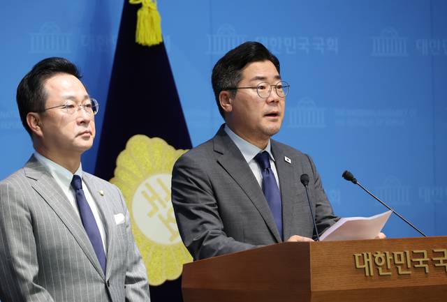 더불어민주당 당대표 후보인 박찬대 의원이 25일 서울 여의도 국회 소통관에서 윤석열 전 대통령 체포영장 집행 저지에 나섰던 국민의힘 의원 45인에 대한 제명 촉구 결의안 발의 계획을 밝히고 있다.  연합뉴스