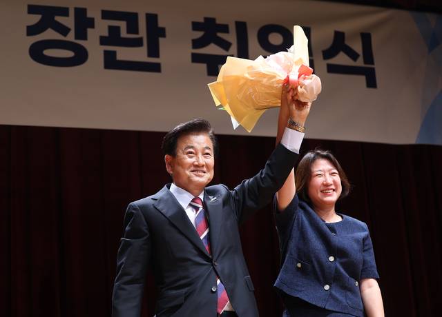 정동영 신임 통일부 장관이 25일 서울 종로구 정부서울청사 별관에서 열린 취임식에서 직원으로부터 축하 꽃다발을 받고 있다. 연합뉴스