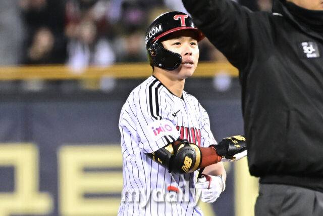 15일 서울 잠실야구장에서 열린 '2025 신한 SOL BANK KBO리그' 삼성 라이온즈와 LG 트윈스 경기.LG 문성주가 8회말 1사 2-3루에 2타점 적시 2루타를 쳤다./마이데일리