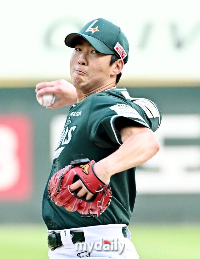 27일 오후 인천광역시 문학동 SSG랜더스필드에서 진행된 '2025 프로야구 KBO리그' SSG랜더스와 한화이글스의 경기. SSG 선발투수 문승원이 역투하고 있다./마이데일리