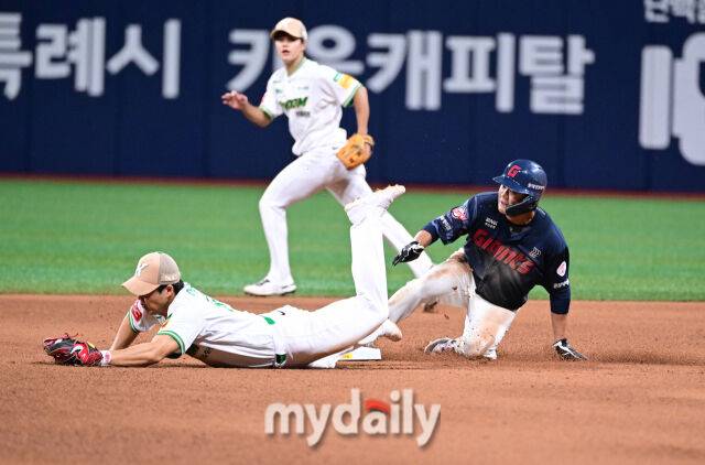 2025년 7월 24일 오후 서울 고척스카이돔에서 열린 '2025 신한 SOL뱅크 KBO 리그' 롯데 자이언츠와 키움 히어로즈의 경기. 롯데 1루 주자 손호영이 7회초 무사 1루서 2루 도루를 성공하고 있다./마이데일리