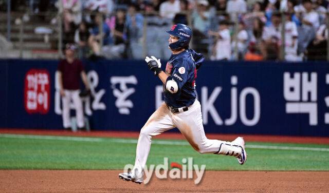 2025년 7월 24일 오후 서울 고척스카이돔에서 열린 '2025 신한 SOL뱅크 KBO 리그' 롯데 자이언츠와 키움 히어로즈의 경기. 롯데 손호영이 5회초 선두타자 2루타를 친 뒤 전력 질주하고 있다./마이데일리