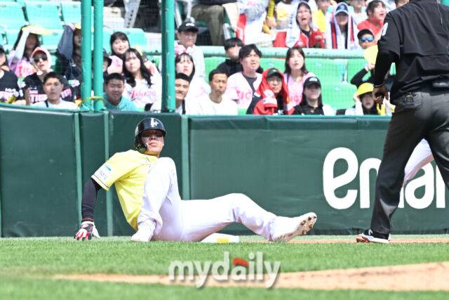 11일 인천 SSG랜더스필드에서 열린 '2025 신한 SOL BANK KBO리그' KIA 타이거즈와 SSG랜더스 경기. SSG 한유섬이 2회말 무사 1루 맥브룸 안타에 3루로 진루했다./마이데일리