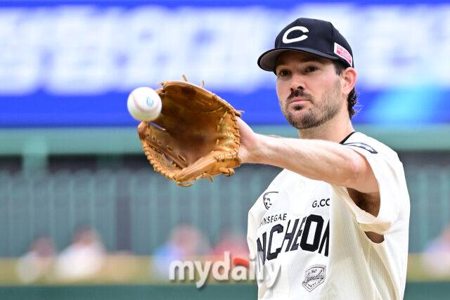 15일 오후 인천SSG랜더스필드에서 진행된 '2025 프로야구 KBO리그' 롯데-SSG의 경기. SSG 선발 앤더슨이 투구 준비를 하고 있다./마이데일리