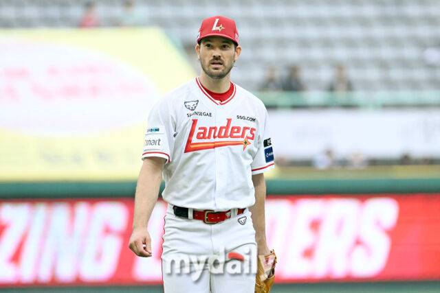 15일 인천 SSG랜더스필드에서 열린 '2025 신한 SOL BANK KBO리그' NC 다이노스와 SSG랜더스 경기. SSG 앤더슨이 선발 투수로 나와 1회 수비를 마치고 더그아웃으로 들어서고 있다./마이데일리