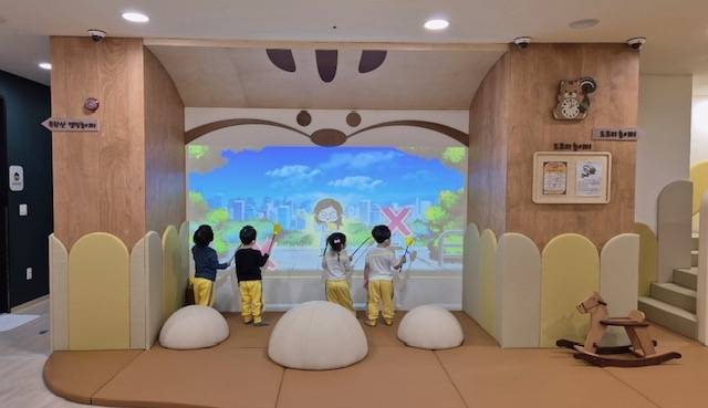 서울 은평구 수색동 DMC아트포레자이 내 있는 서울형 키즈카페에서 아동들이 놀고 있다. [서울시 제공]