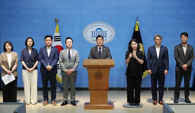 더불어민주당 당대표 후보인 박찬대(왼쪽 다섯번째) 의원이 25일 서울 여의도 국회 소통관에서 기자회견을 하고 있다. [연합]