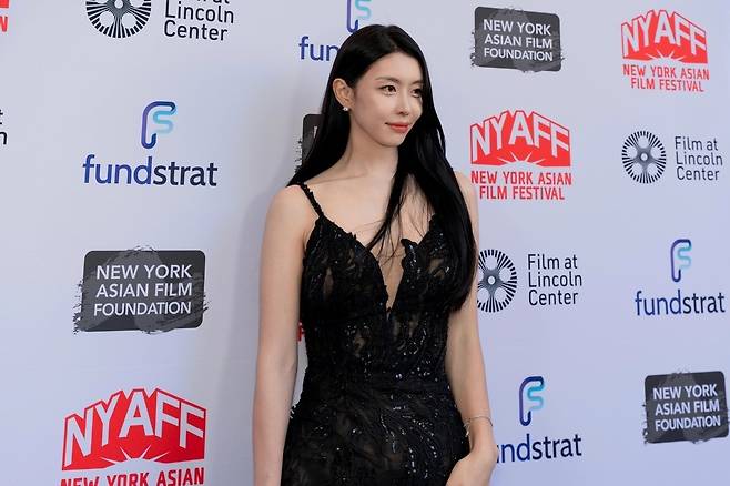 서민주는 미국 뉴욕에서 열린 영화제를 위해 리로카, 메트로시티 등에서 협찬받은 드레스 10여 벌을 준비해갔고 현지에서 ‘멋지고 아름답다’는 평가를 받았다.(뉴욕아시안영화제)