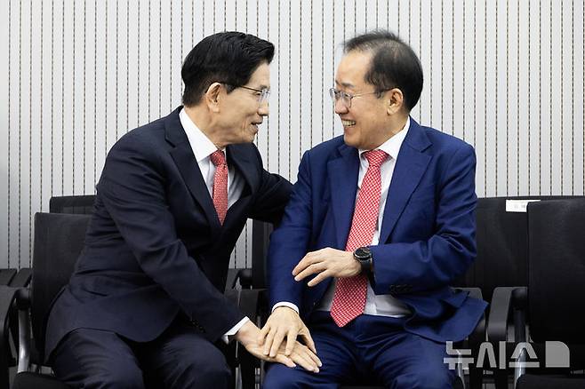 [서울=뉴시스] 국회사진기자단= 제21대 대통령후보자 국민의힘 3차 경선 진출자를 발표하는 지난 4월29일 오후 서울 여의도 국민의힘 중앙당사에서 김문수, 홍준표 당시 후보가 대화하고 있다. 2025.04.29. photo@newsis.com
