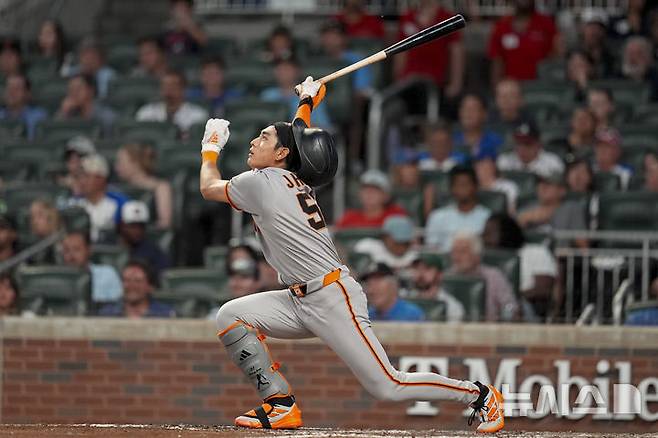 [애틀랜타=AP/뉴시스] 샌프란시스코 자이언츠의 이정후가 22일(현지 시간) 미 조지아주 애틀랜타의 트루이스트 파크에서 열린 2025 메이저리그 애틀랜타 브레이브스와의 경기 6회 초 중견수 뜬공을 치고 있다. 이정후는 4타수 무안타 1볼넷을 기록했고, 샌프란시스코는 9-0으로 승리했다. 2025.07.23.