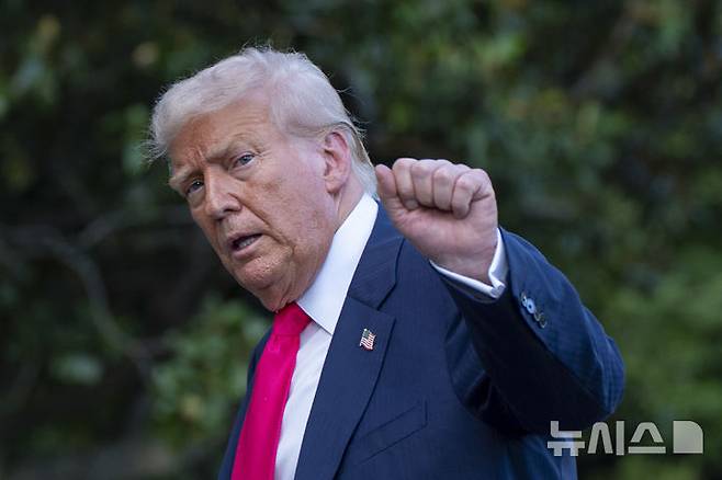 [워싱턴=AP/뉴시스] 도널드 트럼프 미국 대통령이 15일(현지 시간) 워싱턴 백악관에 도착해 취재진에 주먹을 들어 보이고 있다. 2025.07.16.
