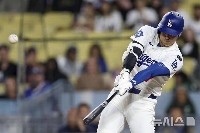 [로스앤젤레스=AP/뉴시스] LA 다저스의 오타니 쇼헤이가 22일(현지 시간) 미 캘리포니아주 로스앤젤레스의 다저 스타디움에서 열린 2025 메이저리그 미네소타 트윈스와의 경기 9회 말 2점 홈런(시즌 36호)을 치고 있다. 4경기 연속 홈런을 때려낸 오타니는 5타수 1안타 2타점 1득점 2삼진을 기록했고, 다저스는 7-10으로 패했다. 2025.07.23.