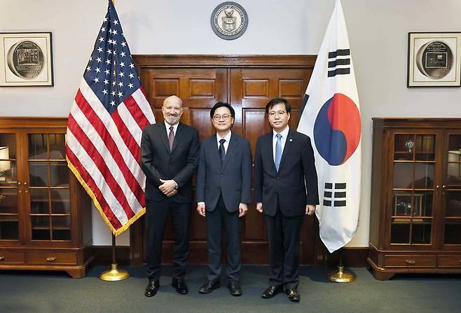 [세종=뉴시스] 김정관 산업통상자원부 장관과 여한구 산업부 통상교섭본부장이 24일(현지 시간) 미국 워싱턴 D.C.에서 하워드 러트닉 미국 상무장관과 기념 촬영하고 있다. (사진=산업부 제공) *재판매 및 DB 금지
