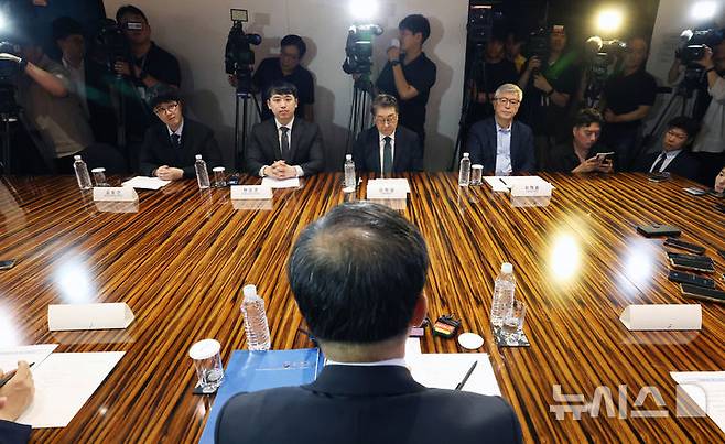 [서울=뉴시스] 김진아 기자 = 25일 오전 서울 중구 더플라자호텔에서 열린 수련협의체 제1차 회의에서 김원섭 수련병원협의회장(오른쪽 두번째)과 한성존 대한전공의협의회 비상대책위원장(왼쪽 두번째) 등 의료계 참석자들이 이형훈 보건복지부 2차관의 모두발언을 경청하고 있다.  (공동취재) 2025.07.25. photo@newsis.com