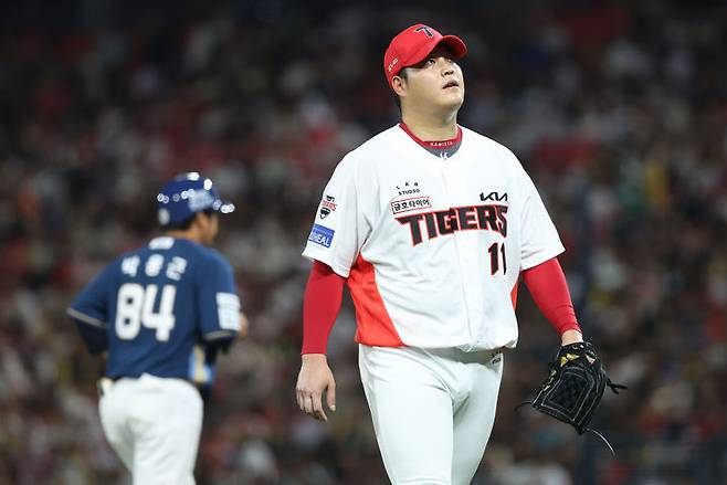 [서울=뉴시스]프로야구 KIA 타이거즈 조상우가 지난 20일 광주-기아 챔피언스필드에서 펼쳐진 2025 신한 쏠뱅크 KBO리그 NC 다이노스와의 경기에 등판한 뒤 마운드를 내려가고 있다. 2025.07.24. (사진=KIA 타이거즈 제공) *재판매 및 DB 금지