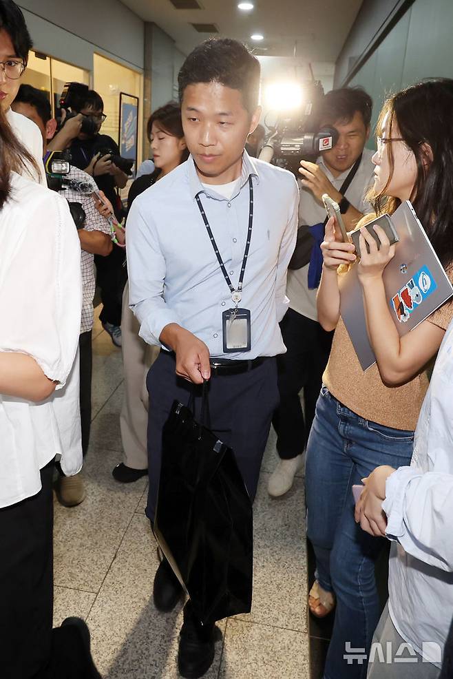 [서울=뉴시스] 조성우 기자 = 김건희 여사의 각종 의혹을 수사 중인 특별검사팀 관계자들이 25일 서울 서초구 아크로비스타 내 김 여사의 코바나컨텐츠 사무실 압수수색을 마친 뒤 철수하고 있다. 2025.07.25. xconfind@newsis.com