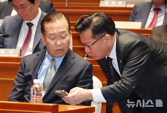 [서울=뉴시스] 고승민 기자 = 국민의힘 권영세 비상대책위원장과 이양수 사무총장이 지난 5월7일 서울 여의도 국회에서 열린 의원총회에서 휴대폰을 보며 대화하고 있다. 이양수 사무총장은 이날 당 선관위원장으로 위촉됐다. 2025.05.07. kkssmm99@newsis.com