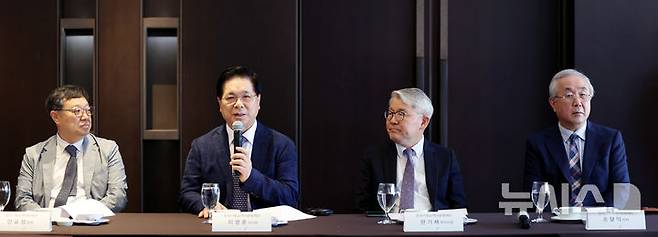 [서울=뉴시스] 김진아 기자 = 이영훈 한국기독교역사문화재단 이사장이 25일 서울 중구 더플라자호텔에서 열린 '한국기독교역사문화관' 개관 관련 기자간담회에서 인사말을 하고 있다. 왼쪽부터 안교성 한국기독교역사문화관 관장, 한국기독교역사문화재단 이 이사장, 한기채 부이사장, 손달익 이사. 2025.07.25.bluesoda@newsis.com