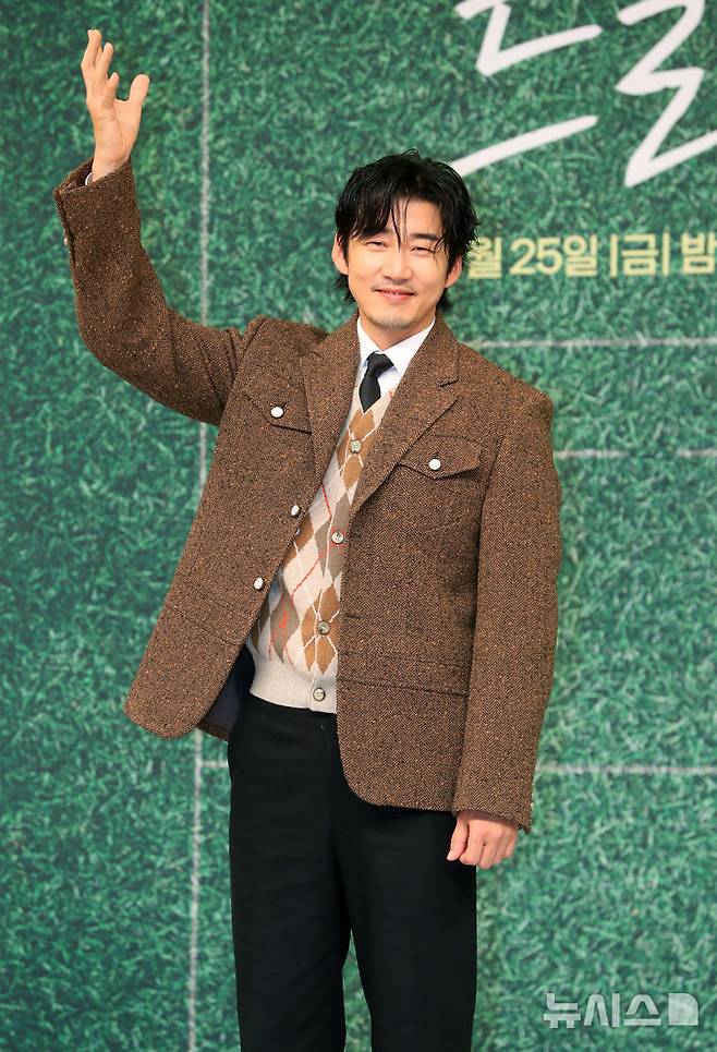 [서울=뉴시스] 김혜진 기자 = 배우 윤계상이 25일 오후 서울 양천구 목동 SBS에서 열린 SBS 새 금토드라마 '트라이: 우리는 기적이 된다'(극본 임진아, 연출 장영석) 제작발표회에서 포즈를 취하고 있다. 2025.07.25. jini@newsis.com