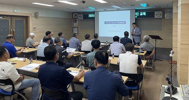 [거창=뉴시스] 경남 거창군은 지난 24일 거창군청 중회의실에서 올해 산주직접실행 산림사업 보조사업자 교육을 실시했다고 25일 밝혔다. (사진=거창군 제공) 2025.07.25. photo@newsis.com  *재판매 및 DB 금지