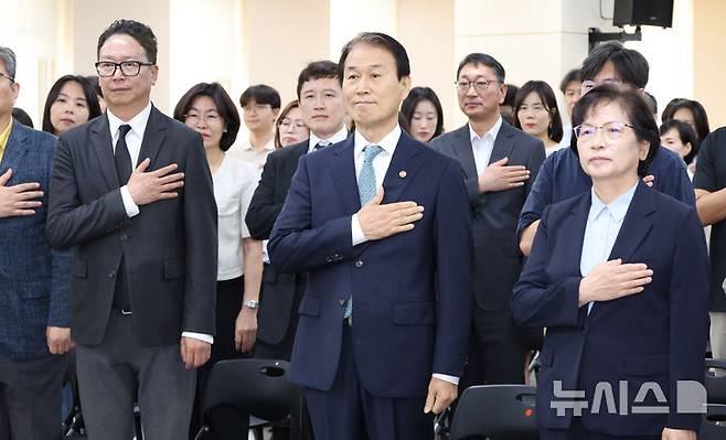 [세종=뉴시스] 강종민 기자 = 권오을 국가보훈부 장관이 25일 세종시 정부세종청사에서 열린 취임식에서 국민의례를 하고 있다. 2025.07.25. ppkjm@newsis.com
