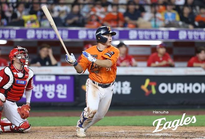 [서울=뉴시스] 프로야구 한화 이글스 문현빈이 25일 대전 한화생명볼파크에서 열린 2025 신한 쏠뱅크 KBO리그 SSG 랜더스와의 경기에서 안타를 치고 있다. (사진=한화 이글스 제공) 2025.07.25.