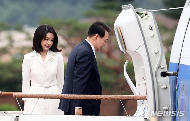 [성남=뉴시스] 나토(NATO·북대서양조약기구) 정상회의 참석차 3박5일 일정으로 스페인 마드리드를 방문하는 윤석열 대통령과 부인 김건희 여사가 지난 2022년 6월 27일 경기도 성남 서울공항에서 공군1호기에 탑승하고 있다. (사진=뉴시스DB). 2025.07.25. photo@newsis.com
