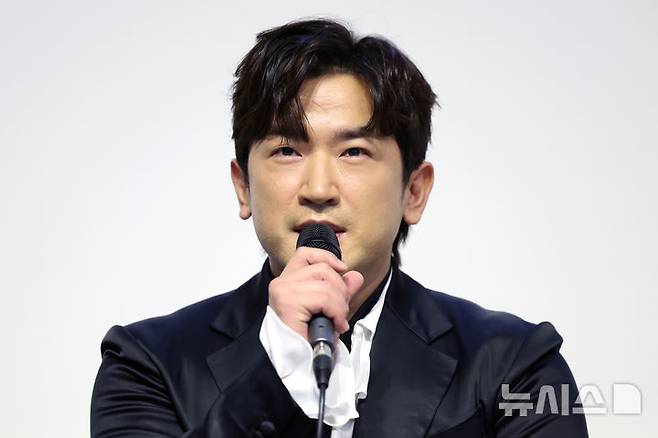 [서울=뉴시스] 박진희 기자 = 연극 '레미제라블' 출연 배우 이민우(마리우스 역)가 30일 서울 강남구 더샵갤러리에서 제작발표회를 하고 있다. 2024.10.30. pak7130@newsis.com