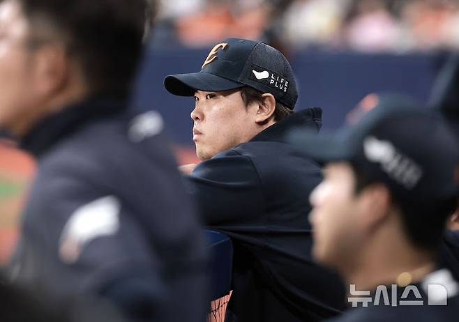 [서울=뉴시스] 정병혁 기자 = 9일 서울 구로구 고척스카이돔에서 열린 2025 KBO리그 한화 이글스 대 키움 히어로즈의 경기, 한화 투수 류현진이 경기를 지켜보고 있다. 2025.05.09. jhope@newsis.com